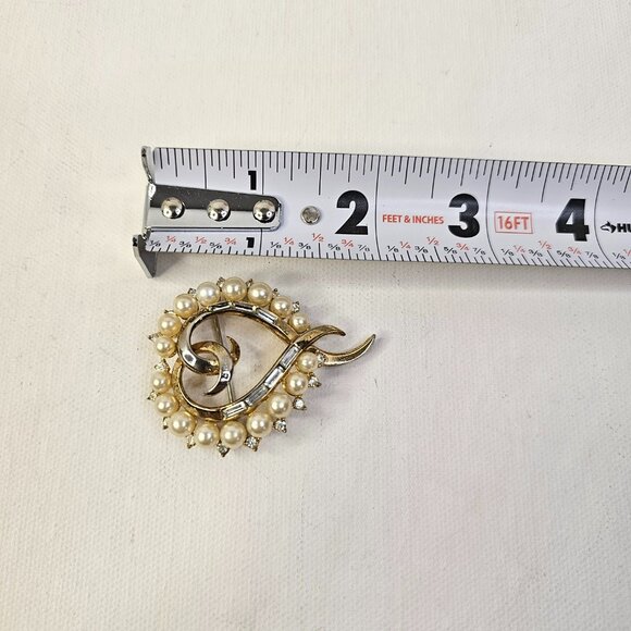 Trifari Gold Tone Heart Shape Brooch Rhinestone Faux Pearl Vintage Pin Marked - Picture 8 of 8
